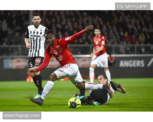 霸道总裁与足球明星的爱恨纠葛在绿茵场上的激情碰撞与心灵交汇